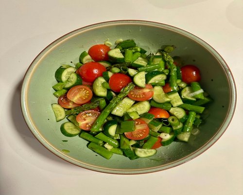 Bowl of healthy green salad with vegetables